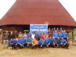 Đoàn tình nguyện chụp hình lưu niệm cùng bà con nhân dân