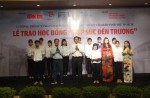 Đ/c Đinh Nguyên Vũ - Bí thư Tỉnh đoàn Quảng Nam, trao học bổng cho các tân sinh viên