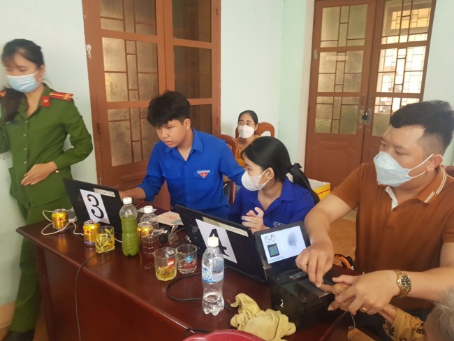 Tuổi trẻ xã Bình Đào hỗ trợ người dân cài định danh và làm căn cước công dân