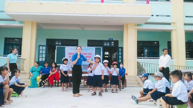 Bình Minh: Đoàn xã  tiếp tục triển khai mô hình cổng trường An toàn giao thông tại trường TH Nguyễn Văn Cừ