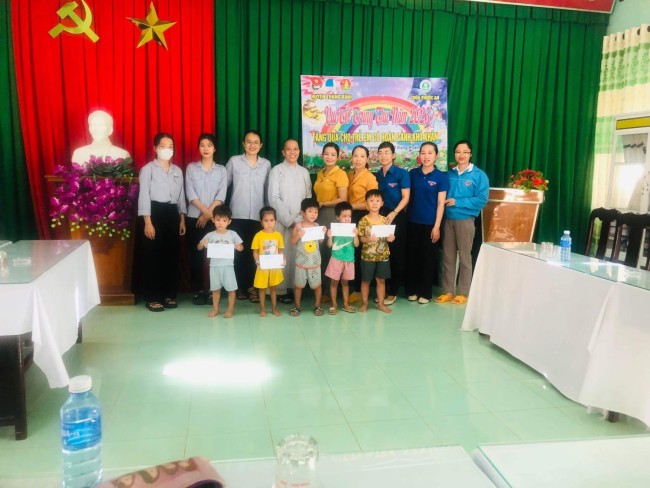Bình Hải: Tổ chức chương trình " Vui tết trung thu" tặng quà cho trẻ em có hoàn cảnh đặc biệt khó khăn năm 2023