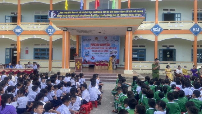BìnhTrung: Đoàn xã phối hợp tổ chức tuyên truyền "An toàn giao thông, phòng cháy chữa cháy, bạo lực học đường" cho các em học sinh
