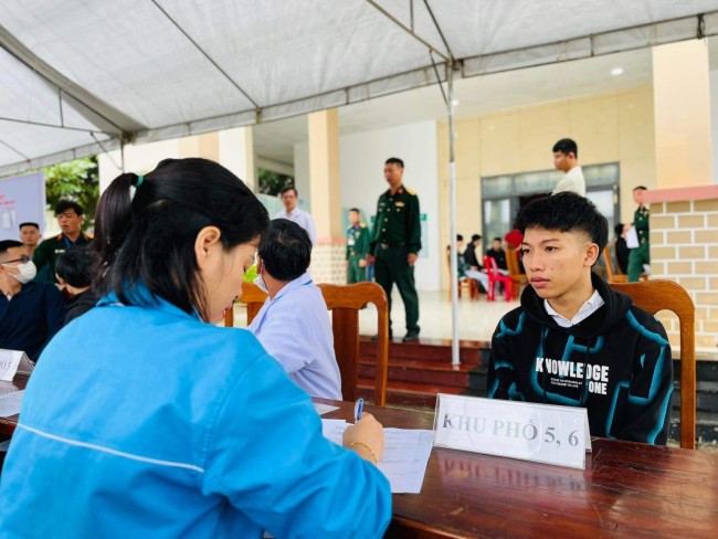 Đoàn thị trấn Hà Lam tham gia hỗ trợ khám tuyển nghĩa vụ quân sự năm 2024.