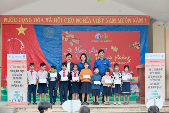 Đoàn thị trấn Hà Lam phối hợp tổ chức hoạt động tuyên truyền sử dụng điện tiết kiệm, an toàn trong trường học.