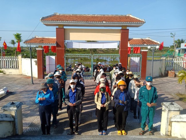Đoàn xã Bình Hải ra quân dọn vệ sinh nghĩa trang liệt sỹ nhân dịp Tết nguyên đán Giáp Thìn 2024