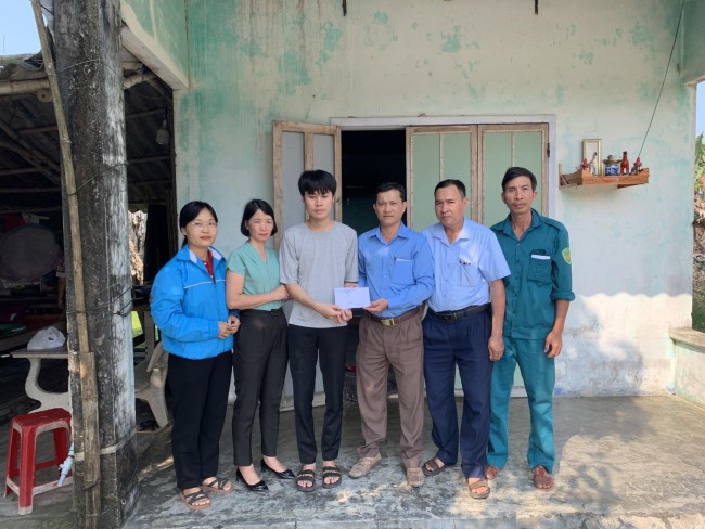 Đoàn thị trấn Hà Lam cùng UBND và các hội đoàn thể đến thăm, tặng quà thanh niên nhập ngũ năm 2024 có hoàn cảnh khó khăn.