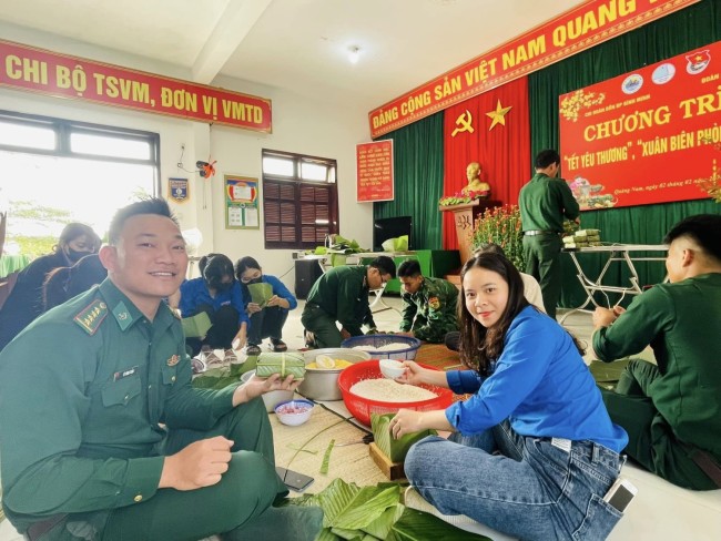 Bình Minh: Đoàn xã phối hợp Chi đoàn Đồn biên phòng Bình Minh tổ chức chương trình "Tết yêu thương - Xuân Biên phòng"  tặng quà cho gia đình chính sách có hoàn cảnh khó khăn.