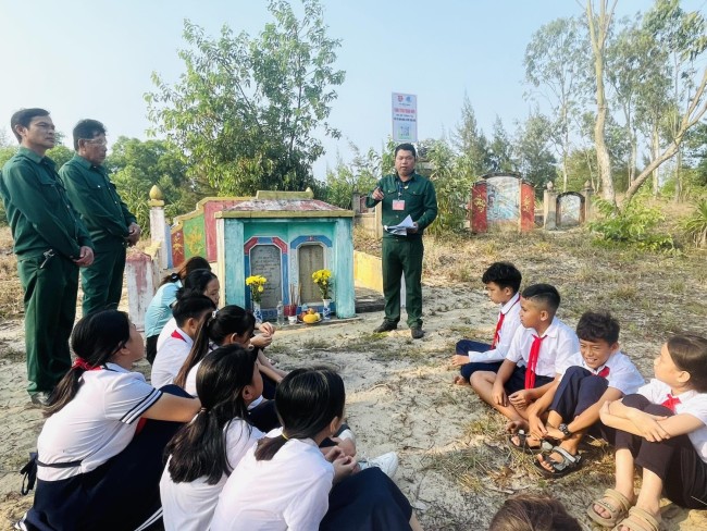 Bình Minh: Phối hợp tổ chức sinh hoạt "Nói chuyện truyền thống", gắn mã QR thông tin về tiểu sử tại mộ Anh hùng LLVTND Trần Hớn