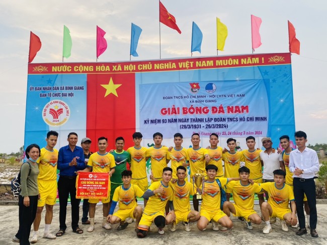 Bình Giang: Tổ chức giải bóng đá nam kỷ niệm 93 năm ngày thành lập Đoàn TNCS Hồ Chí Minh