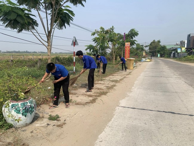 Bình Đào ngày 26/04/2024 Nằm trong khuôn khổ hoạt động chung tay xây dựng nông thôn mới, trước dịp lễ 30/4 và 1/5 Đoàn xã ra quân dọn vệ sinh, chỉnh trang các tuyến đường liên xã trước dịp lễ.