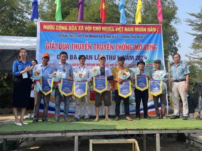 Tuổi trẻ xã Bình Đào tổ chức giải đua thuyền truyền thống mở rộng nhân dịp kỷ niệm 49 năm Ngày Giải phóng Miền Nam thống nhất đất nước, chào mừng thành công Đại hội Đại biểu Hội LHTNVN xã Bình Đào lần thứ XI, nhiệm kỳ 2024-2029.