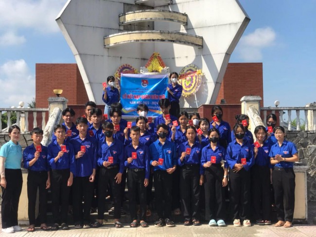Bình Hải tổ chức Lễ kết nạp đoàn viên mới năm 2024