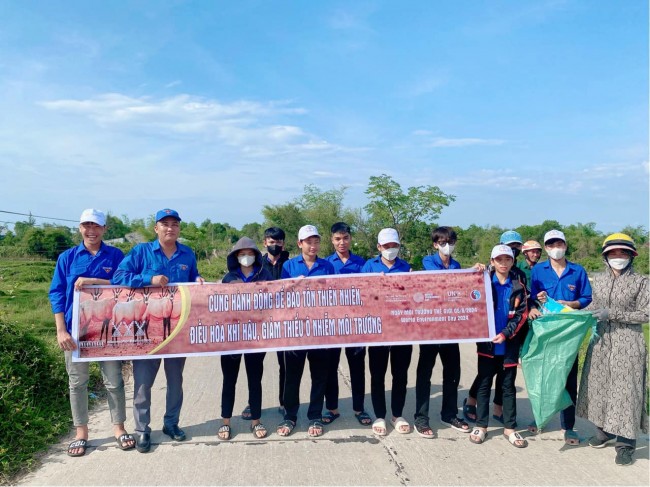 Đoàn xã Bình Tú hưởng ứng ngày môi trường thế giới và ra quân dọn dẹp vệ sinh, phát quang cây cối dọc các tuyến đường giao thông trên địa bàn xã.