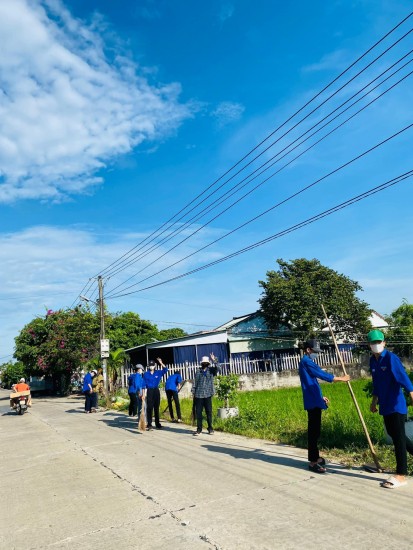 BÌNH TRUNG: Chi đoàn thôn Kế Xuyên 1 ra quân dọn dẹp tuyến đường sáng - xanh -sạch - đẹp.