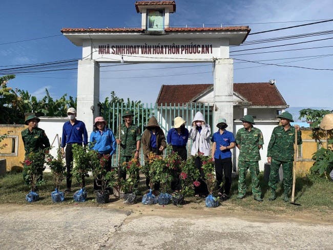 Ra quân trồng cây xanh tại thôn Phước An