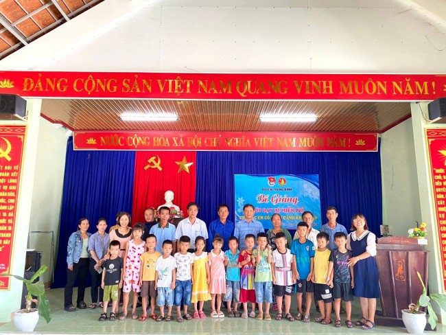 Bế giảng lớp dạy hè miễn phí cho các em có hoàn cảnh khó khăn trên địa bàn xã Bình Dương.
