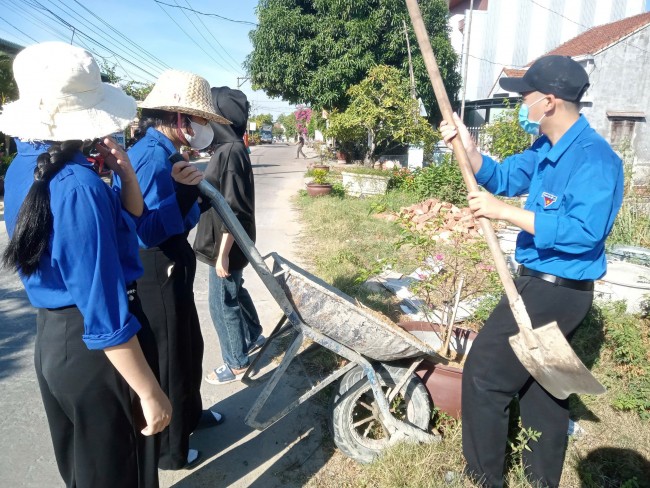 Tuổi trẻ Bình Triều phối hợp ra quân trồng cây xanh đợt 2 tại thôn Hưng Mỹ