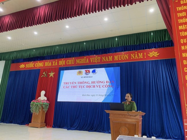 Tuổi trẻ xã Bình Đào Phối hợp Ban công an xã, Tư Pháp và Văn phòng tổ chức truyền thông, hướng dẫn các thủ tục hành chính trên cổng dịch vụ công