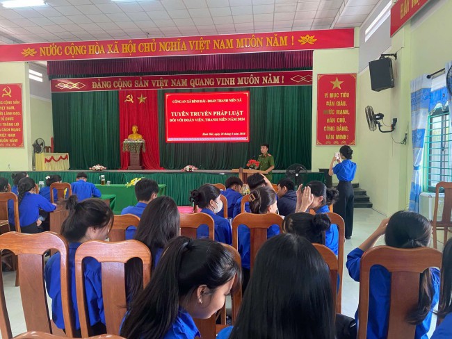 Tuổi trẻ Bình Hải phối hợp với hội cựu chiến binh tổ chức tuyên truyền ngày truyền thống quân đội nhân dân Việt Nam