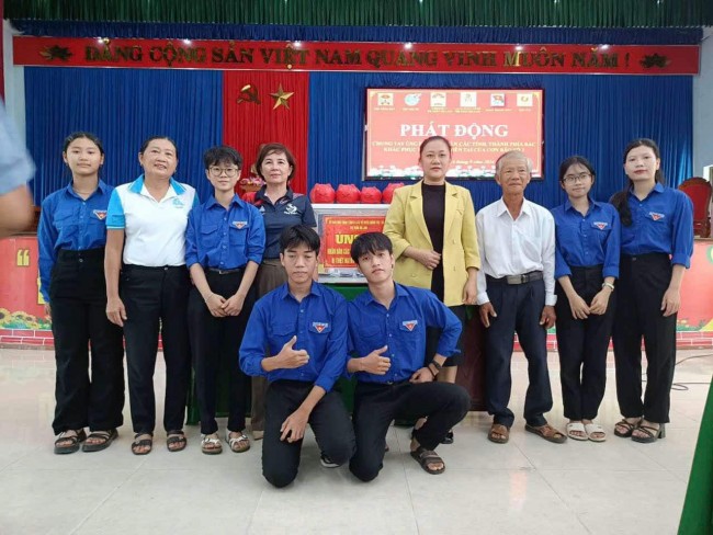 Đoàn thị trấn Hà Lam chung tay ủng hộ đồng bào bị thiệt hại do bão lũ