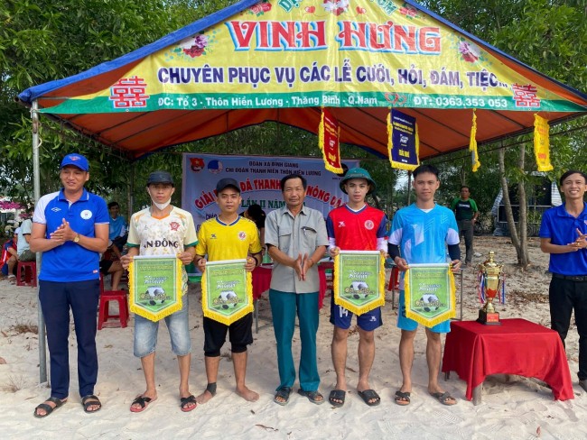 Bình Giang: Chi đoàn thôn Hiền Lương tổ chức giải bóng đá thanh niên chào mừng kỷ niệm 79 năm ngày Quốc khánh ( 02/09/1945 - 02/09/2024).