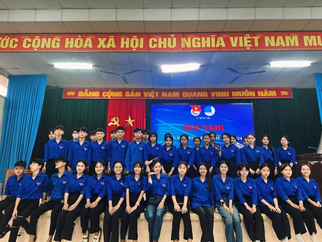 các bạn ĐVTN tham gia tổng kết hoạt động hè