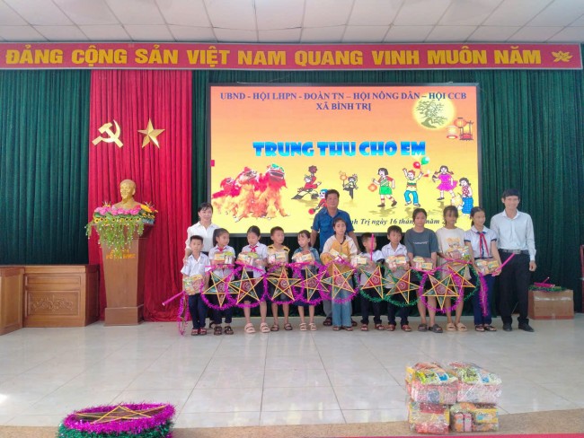 Đ/c Trần Văn Hoa- PBT Đảng uỷ- Quyền CT UBND xã trao quà cho các em