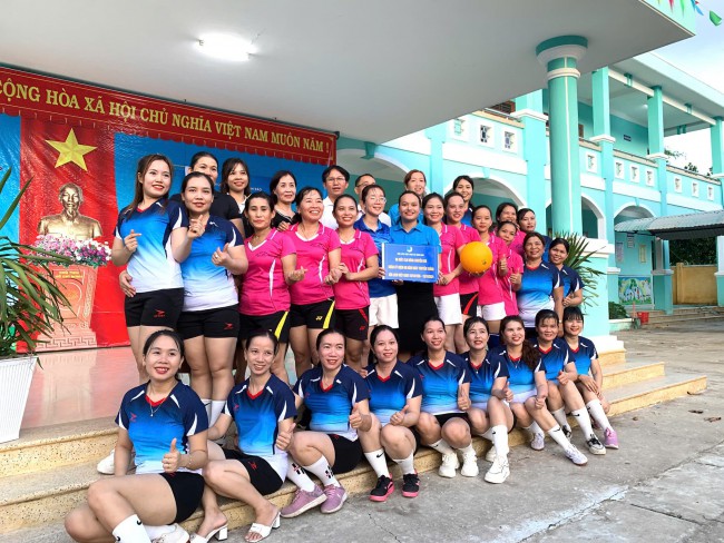Tuổi trẻ xã Bình Đào - UB hội thành lập câu lạc bộ bóng chuyền hơi nữ với 35 đoàn viên, hội viên, thanh niên