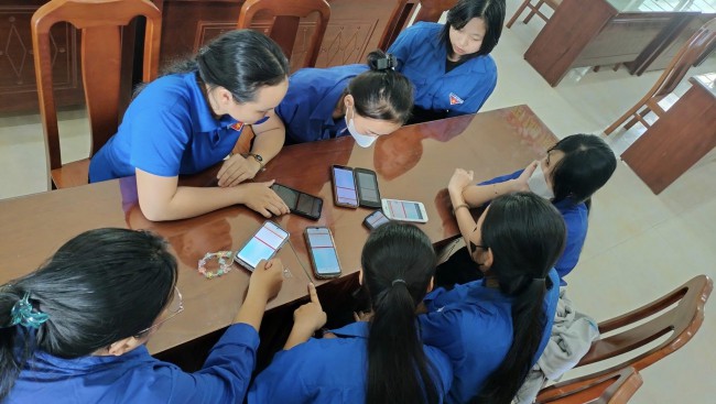 Tuổi trẻ Bình Đào Phát động và tổ chức hướng dẫn thi cải cách hành chính và chuyển đổi số do huyện tổ chức cho BCH đoàn xã