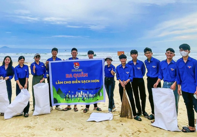 Bình Minh: Duy trì đội thu gom rác thải nhựa trên biển