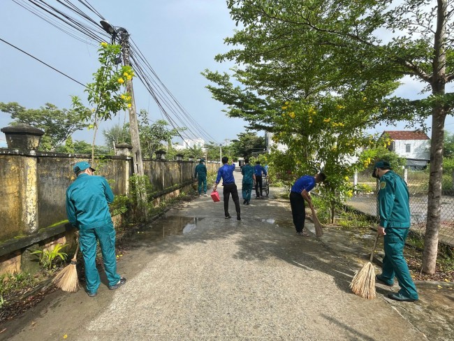Chi đoàn thôn Vân Tây phối hợp cùng chi đoàn DQCĐ xã Bình Triều tổ chức ra quân dọn vệ sinh.