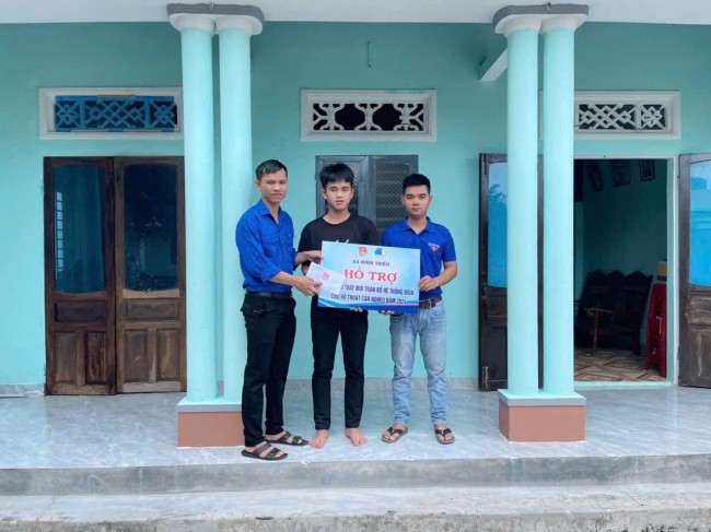 Đoàn xã Bình Triều đến thăm và trao kinh phí hỗ trợ thay mới toàn bộ hệ thống điện cho gia đình thoát cận nghèo năm 2024.
