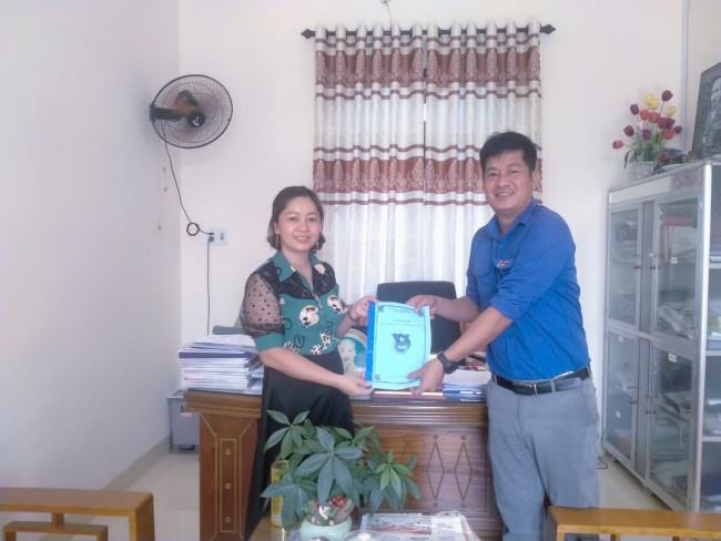 Đoàn xã Bình Trị trao danh sách Đoàn viên ưu tú cho Đảng xem xét kết nạp
