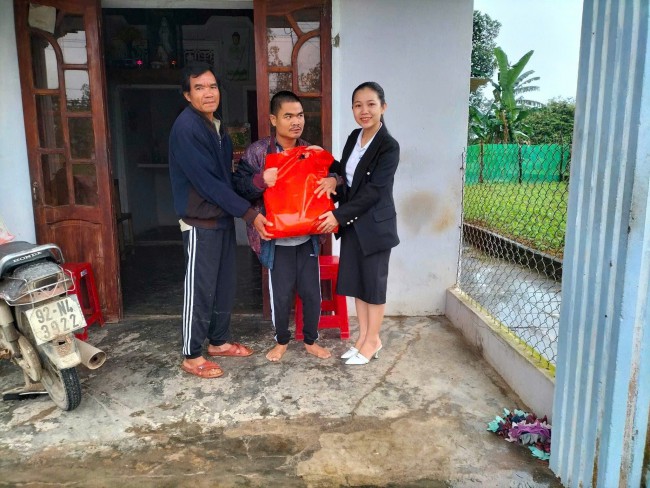 Hội LHTN Việt Nam huyện tổ chức buổi gặp mặt và trao quà cho thanh niên khuyết tật tại xã Bình Lãnh