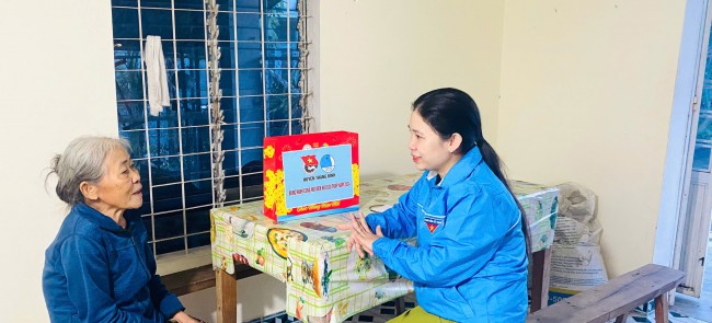 Huyện đoàn Thăng Bình tổ chức " Hành trình về nguồn"  đồng thời gặp mặt, thăm hỏi, tặng quà cho hội viên Hội cựu TNXP năm 2024