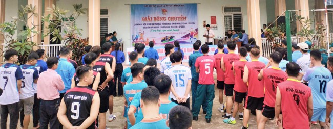 Tuổi trẻ xã Bình Đào hỗ trợ khai mạc giải bóng chuyền Nam lực lượng dân quân Cụm cánh đông