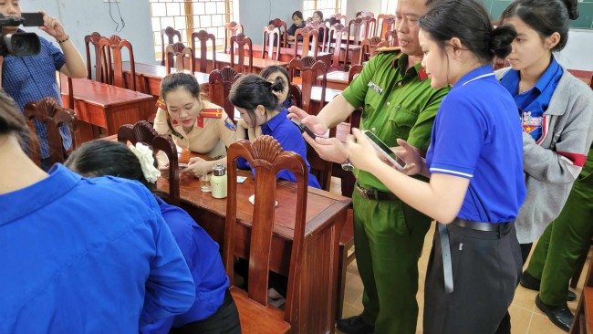 Đoàn trường THPT Thái Phiên phối hợp triển khai tích hợp thẻ BHYT trên ứng dụng VNeID