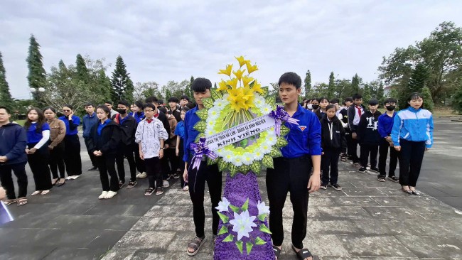 Đoàn xã Bình Nguyên Tổ chức Dâng hương "Nhân kỷ niệm 80 năm Ngày thành lập Quân đội nhân dân Việt Nam (22/12/1944 - 22/12/2024)"