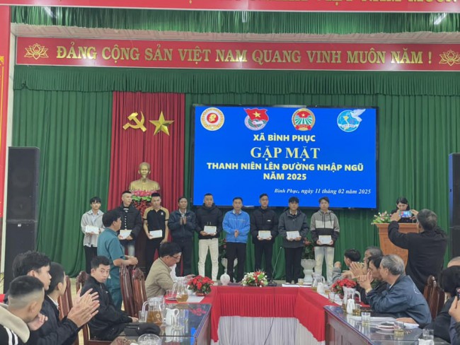 10  TẶNG QUÀ BỘ ĐỘI