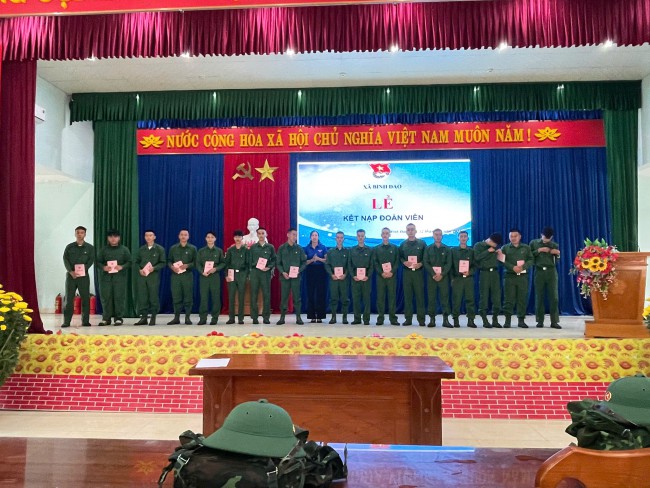 Tuổi trẻ Bình Đào tổ chức lễ Kết nạp Đoàn cho thanh niên lên đường nhập ngũ
