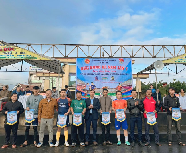 Bình Trung tổ chức thành công giải bóng đá nam "Mừng Đảng mừng Xuân" năm 2025