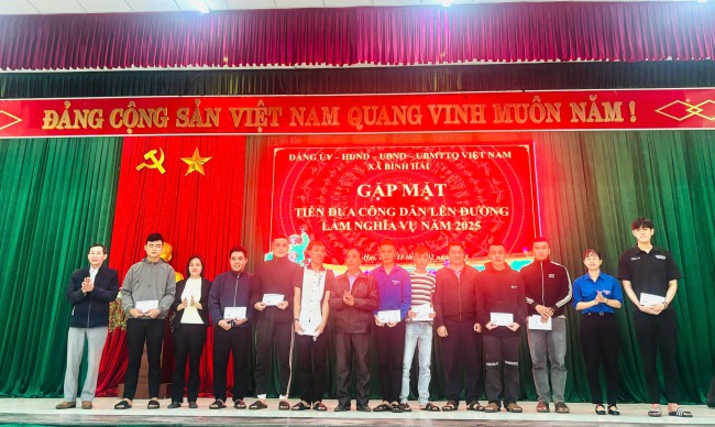 Bình Hải: Phối hợp tổ chức Gặp mặt và tặng quà cho thanh niên lên đường nhập ngũ.