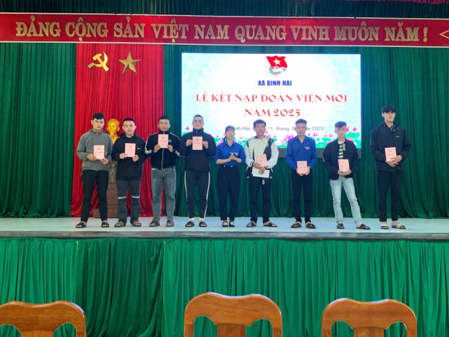 Bình Hải tổ chức Lễ kết nạp đoàn viên mới cho Thanh niên trước khi lên đường nhập ngũ năm 2025