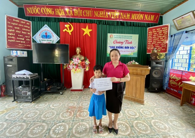 Liên đội Trường Tiểu học Nguyễn Trãi thực hiện chương trình "Bạn không đơn độc"