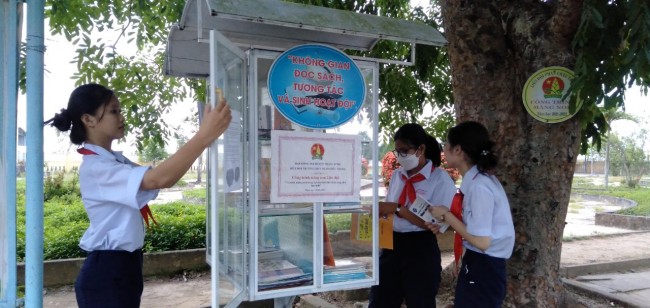 Liên đội THCS Phan Châu Trinh hoàn thành công trình măng non: " Tủ sách trang bị kiến thức Đội và kỹ năng cho học sinh
