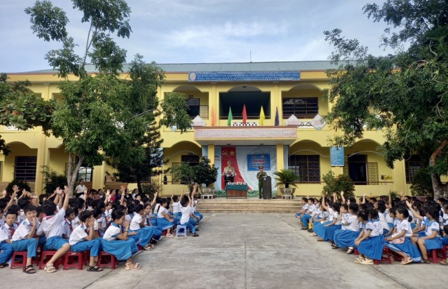 Liên đội Trường Tiểu học Nguyễn Trãi tổ chức tuyên truyền An toàn giao thông và phòng chống bạo lực học đường cho học sinh.