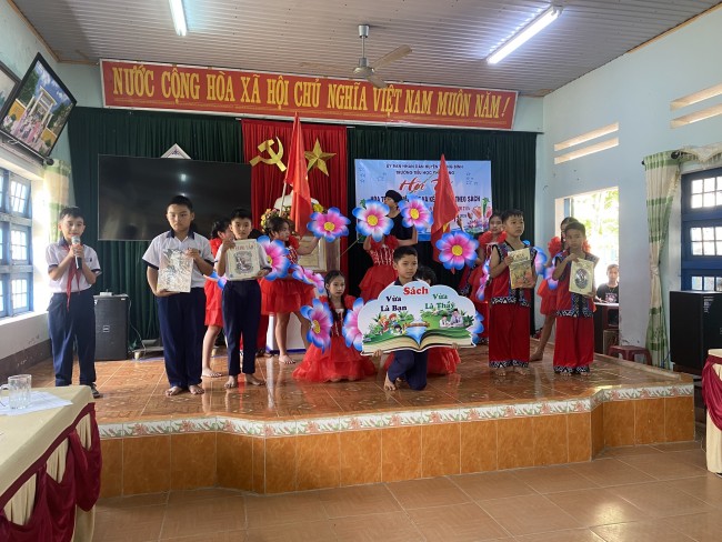 Liên đội trường Tiểu học Phù Đổng phối hợp tổ chức Hội thi "Hoá trang nhân vật - Kể chuyện theo sách mà em yêu thích hưởng ứng Ngày sách và van hoá đọc Việt Nam lần thứ III năm 2024.