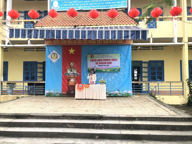 ảnh được chụp sáng nay tại sân trường TH Phù Đổng
