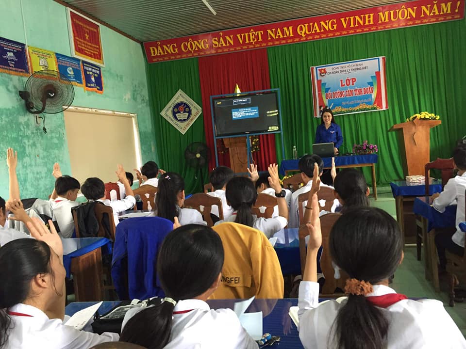 Chi đoàn trường THCS Lý Thường Kiệt xã Bình Tú mở lớp bồi dưỡng , tìm hiểu về Đoàn TNCS Hồ Chí Minh