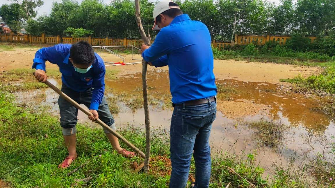 Chi đoàn thôn Phước Hà phát quan, dọn vệ sinh và trồng cây xanh tại nhà văn hóa thôn